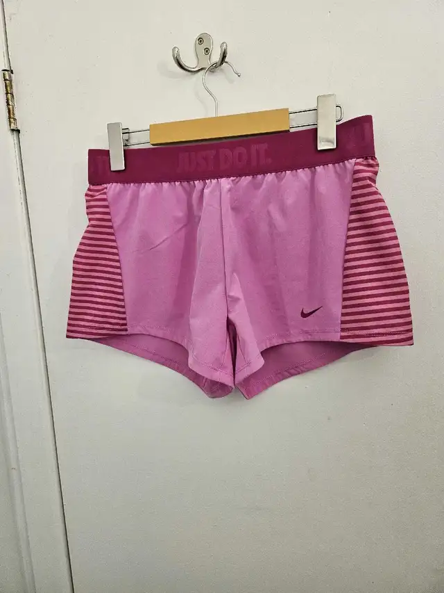 Nike chort in Women's - Bottoms in Longueuil / South Shore - Image 2