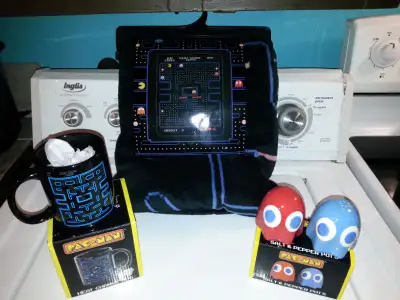 Article Pac-Man, couverture en molleton pac man, tasse pacman et salière poivrière Le tout Neuf