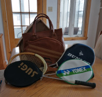 Raquettes de tennis (2) et de badminton (2) avec étuis