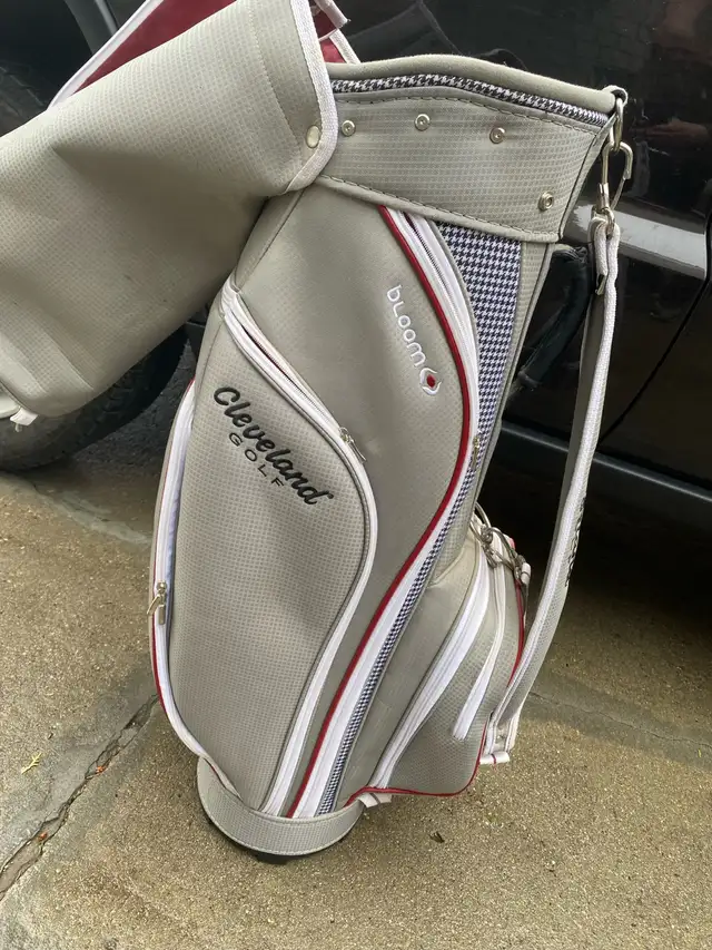 CLEVELAND BLOOM Golf Bag. Excellent condition. All zippers work in Golf in Saskatoon - Image 5