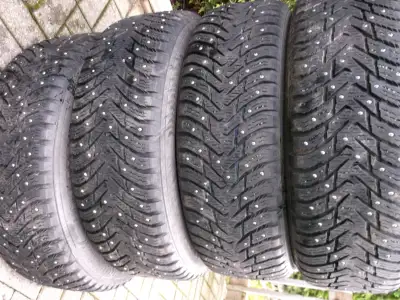 pneus hiver homologuer nokian clouter presque neuf 225/65r17 faites vite l'hiver s'en vient