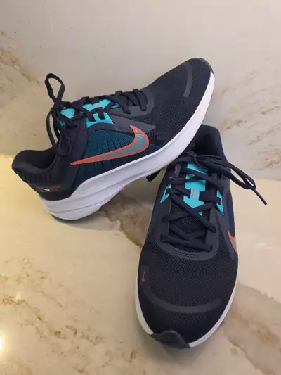 Like New Ladies Navy Nike Sneakers 7.5 , View more