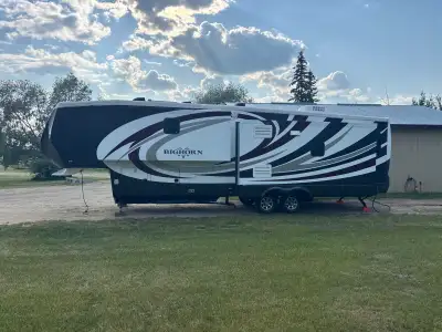 Beautiful 2012 Heartland bighorn 3585RL Dropped from 36 to 31,500 Open to offers 2nd owner Left walk...