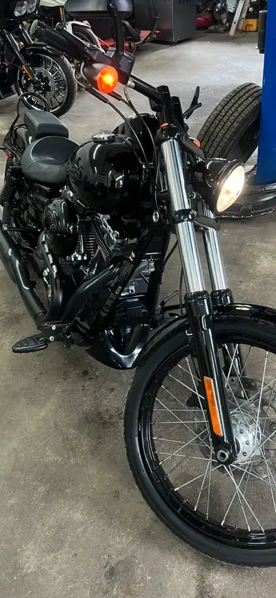 Je vends ma Harley-Davidson Dyna Super Wide Glide, une moto robuste et fiable, idéale pour les longs...