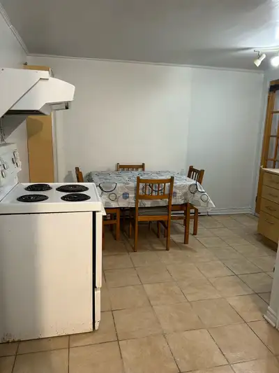 2 1/2 à louer situé dans le quartier prisé d'Ahuntsic. Au sous-sol, cet appartement confortable offr...