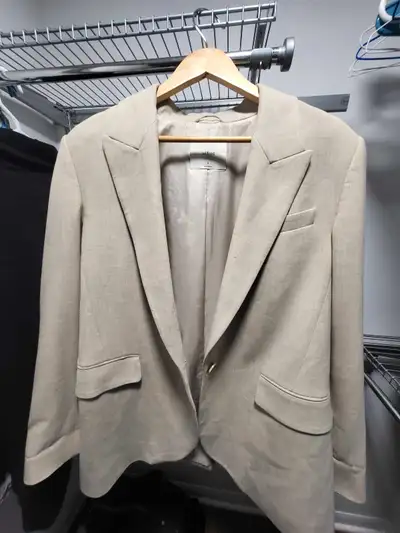 Size M, fits oversized. Excellent preloved condition Pickup only downtown toronto.