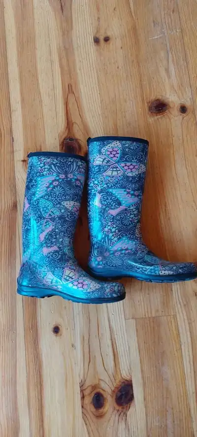 Kamik rubber boots size 10, View more