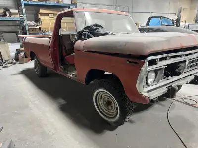 Selling parts truck 1977 f150 no motor or transmission was automatic truck . Lots good parts cab gre...