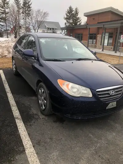 Cette Hyundai Elantra 2009 est une berline fiable et économique, parfaite pour les trajets quotidien...