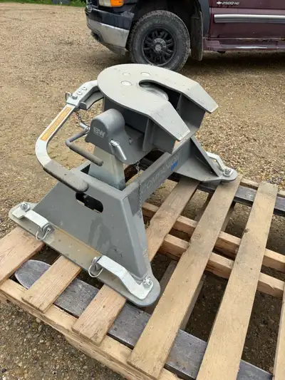 2017 -2019 chev/gmc puck style 5th wheel. Model # in the pictures. 800 OBO