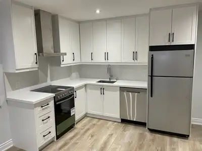 Very large 1 bedroom apartment in the heart of Thornhill. Modern kitchen. High ceilings. Large above...