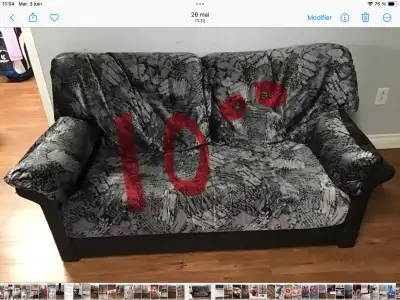 Causeuse Flip flop, très propre, qui se transforme en lit pratique pour recevoir 10$ , je ne livre p...