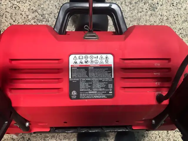 Benchmark 22in Snow Thrower in Snowblowers in City of Montréal - Image 7