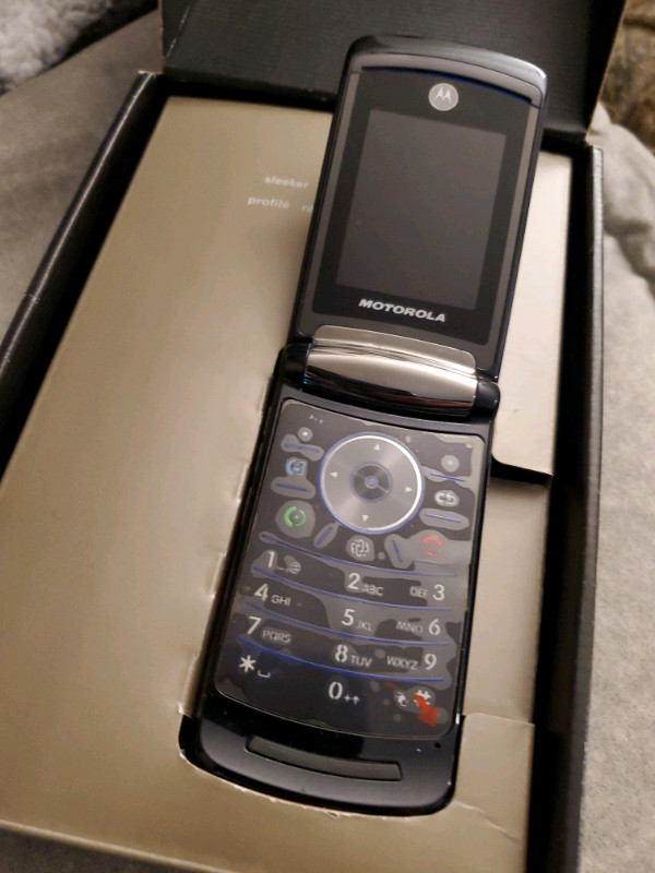 MOTOROLA  RAZR/2  V9 
 EXCELLENT CONDITION $140 dans Téléphones cellulaires  à Ville de Montréal - Image 3