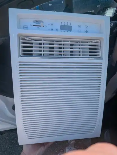 Ce climatiseur de fenêtre Whirlpool ACS080BPW d'une capacité de 8 000 BTU est l'allié idéal pour raf...