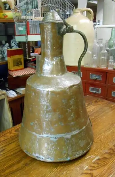 Bel objet rustique du Moyen-Orient, un grand contenant primitif à café turc en laiton (brass) et cui...