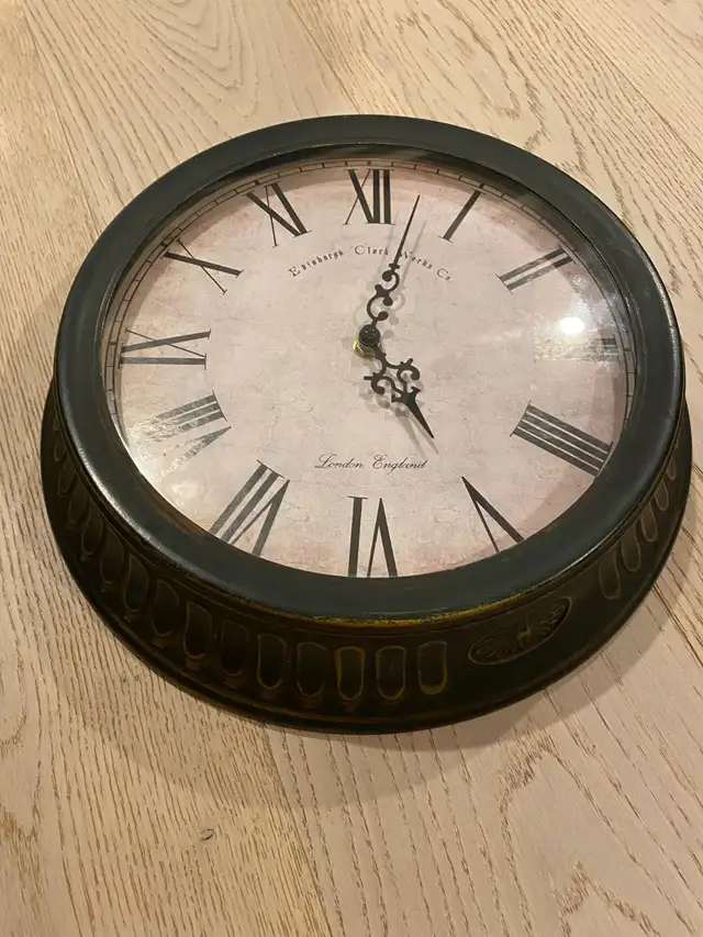 Small decorative wall clock - Roman numerals - 13" diameter in Home Décor & Accents in Ottawa - Image 2