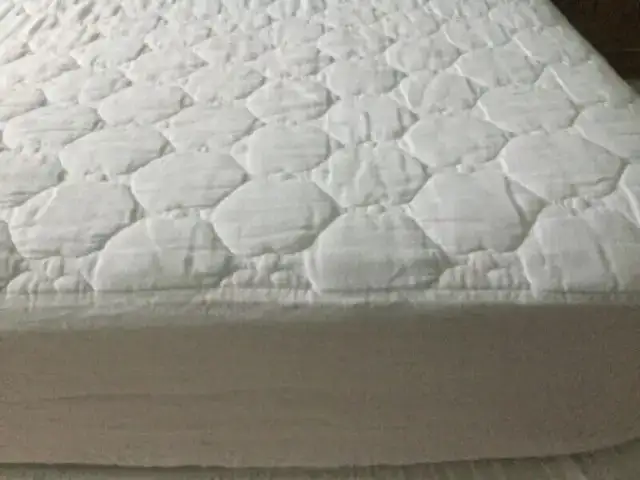 Cover for Mattress, Quilted Fitted Size Double, White in Bedding in Mississauga / Peel Region - Image 2