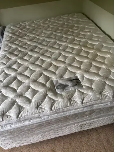 Matelas Queen de haute qualité, légèrement utilisé, propre et en très bon état.