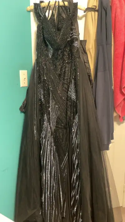 I got the dress for 600 and i’m never gonna wear it again so we’re selling it!!