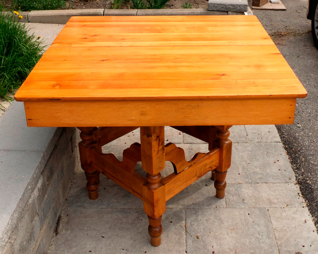 Wood Square Kitchen Table 41" x 41" x 30" With Leafs $150.00 in Dining Tables & Sets in Markham / York Region - Image 3