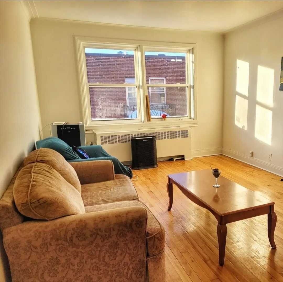 Looking for roommate to share sunny 4 1/2 next to park in NDG — photo 2