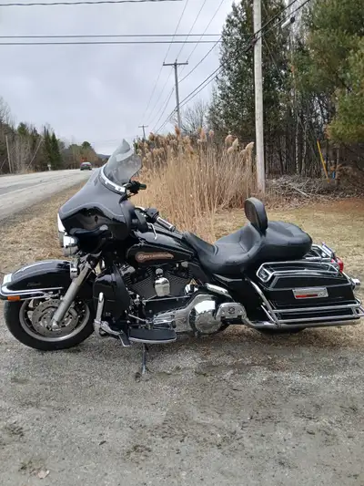 Superbe moto Harley Davidson FLHTC, 2006, 1450cc, 5 vitesses,noir, beaucoup chrome, pieces d'origine...