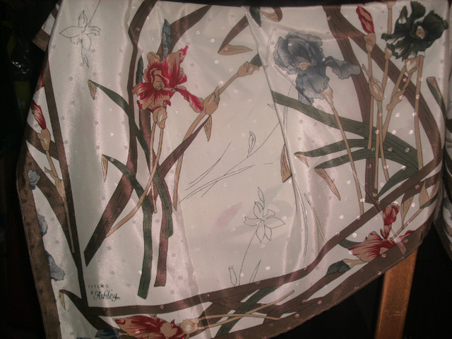 old elegant scarves in silk and satin - wearable pieces of art in Arts & Collectibles in Kitchener / Waterloo - Image 4