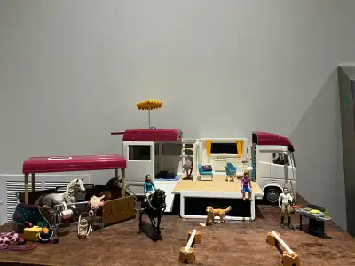 Schleich horse toy trailer set all pieces Trailer, 3 horses, 3 human rider figurines, dog, 3 saddles...