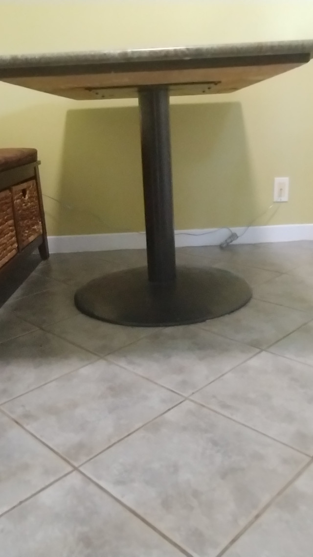 Ensemble de Table en Granit et 2 chaises dans Mobilier de salle à manger et cuisine  à Ville de Montréal - Image 4