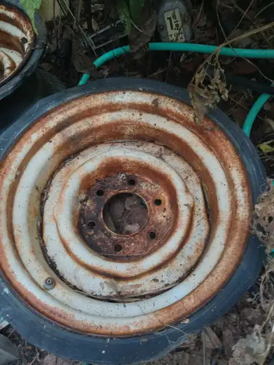 5 15 x 7 chev squarebody 6 bolt ralley rims non slotted.1970s era .could be 8 inch .off a 74 gmc jim...