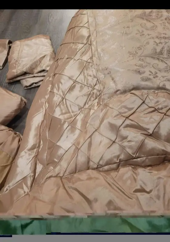 7 piece luxury comforter set - Queen in Bedding in Hamilton - Image 3