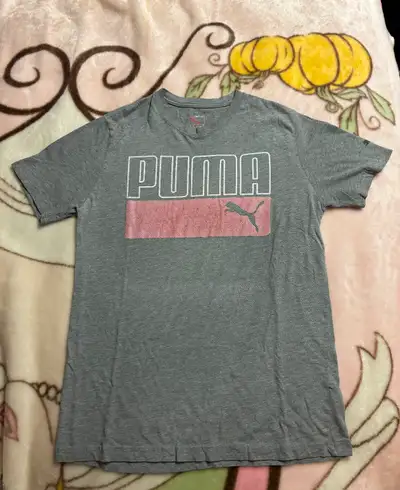 Chandail Puma, 15$ - Taille médium Jeans noir troués, 20$ - Taille 9 Leggings blancs (avec des paill...