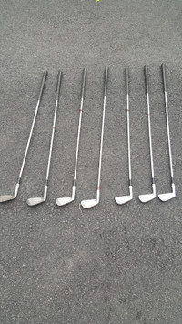 7 Wilson golf clubs