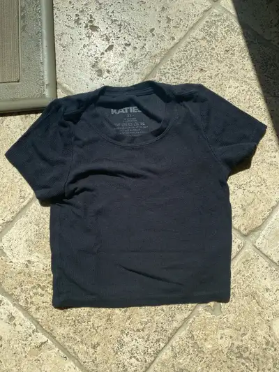 Short-sleeved t-shirt. Made of ribbed fabric. Round neck. Very versatile made for kids, but fits sma...