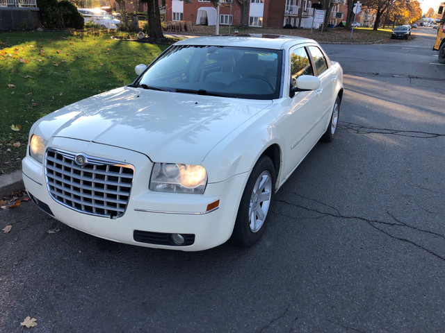 Chrysler 300 3.5L sunroof, leather, no rust dans Autos et camions  à Ville de Montréal