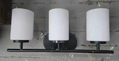 A night vanity light that is new over 120 dollars at Home Depot. Fully functional, just changed mine...