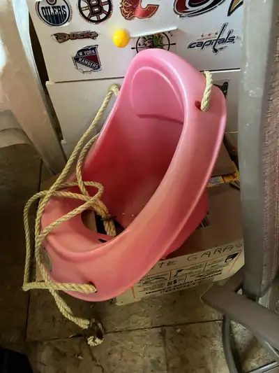 Cette balançoire pour bébé rose Little Tikes est parfaite pour divertir votre enfant. Elle est en bo...