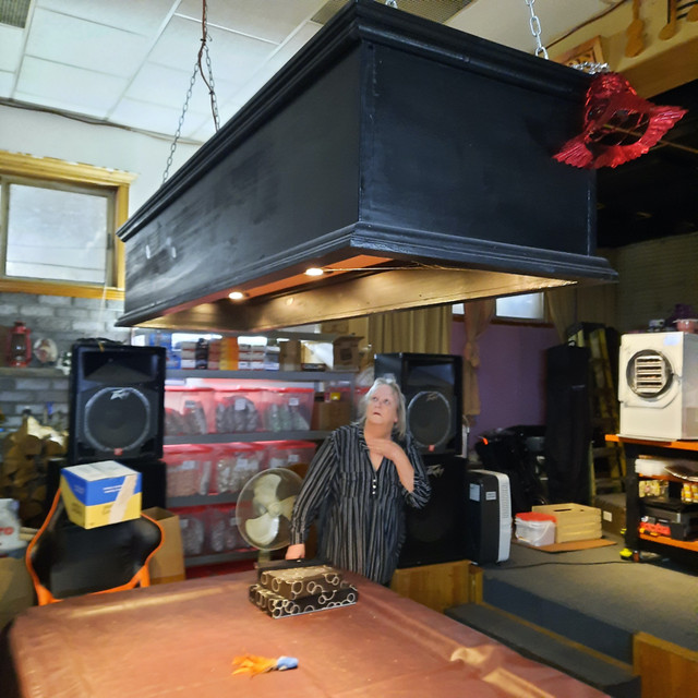 Pool Table w/classic OverHead Lamps w/Snooker, Boston Balls,cues in Toys & Games in Timmins - Image 2