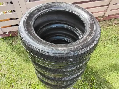 (4) PNEUS BRIDGESTONE ECOPIA HL 422 PLUS GRANDEUR 235/60R18 BONNE CONDITION 1 PNEU A ÉTÉ RÉPARÉ PAR...
