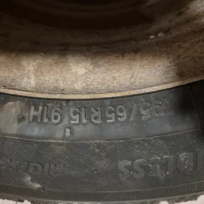 4 pneus Nitto 195/65R15 achetés novembre 2024! Comme neuf sur rimes qui était sur une jetta tsi 2016...