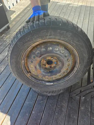 Pneus d'hiver 245/60R18 105T 4 hivers de faits, pas beaucoup roulé avec. Les "rims" viennent avec! 2...