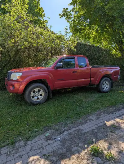 Tacoma 2009 2.7L manuel. 328000 km, batterie, démareur, panne à l'huile neuf. Frein avant, crémaillè...