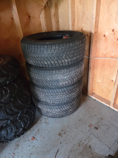 4 pneus d'hiver Michelin Ice Snow SUV 275/65 R18 Bon pour un dernier hiver si vous faites pas trop d...