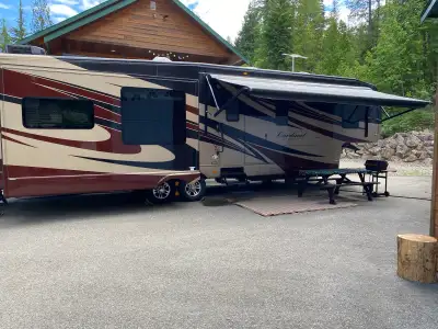 2011. CAF 3450RL. 40,8” FOREST RIVER CARDINAL FIFTH WHEEL TRAILER king bed in master bed room 2 fold...