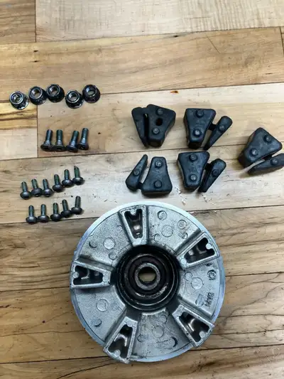 Rear hub pulled from a CBR900RR. Includes bearing a seal, cush rubbers (in great condition) plus mou...