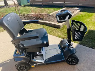 Revo 2.0 mobility scooter Like new condition Paid over $3500 in 2023 Used only 10-15 hours Upgraded...