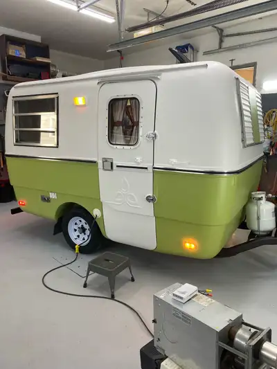 Roulotte TRILLIUM 1975 modèle 13 pieds, poids 1200 livres, tout de fibre de verre, complètement rest...