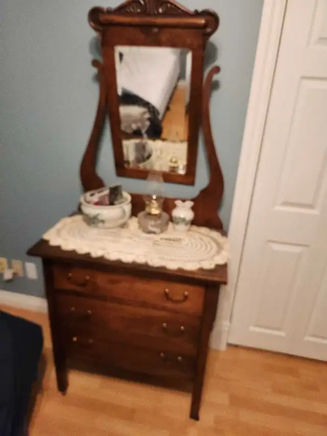 Meuble antique in Dressers & Wardrobes in Trois-Rivières - Image 3