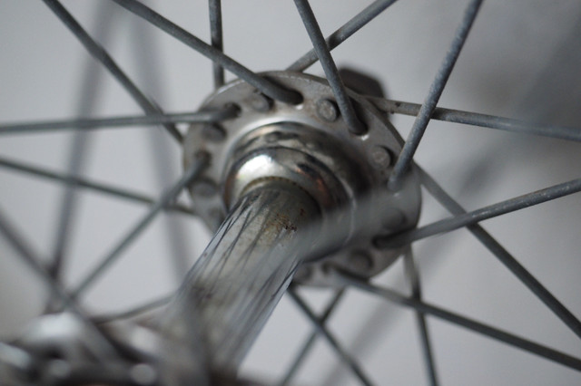 Roue de vélo avant - 26 pouces inch front bike wheel dans Châssis et pièces  à Ville de Montréal - Image 3